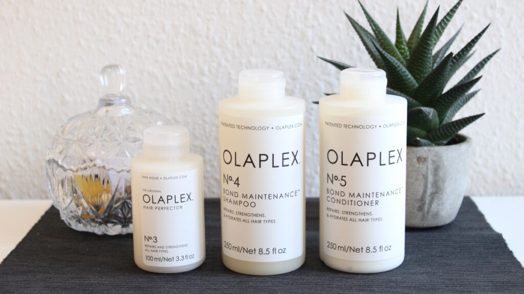 Olaplex Take Home Treatment, shampoo og conditioner stående på et bord